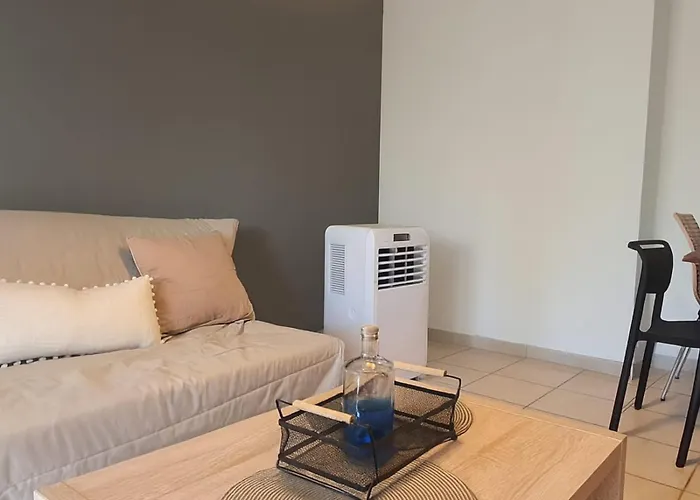 Mini Avec Piscine à Pied Wifi Clim Dans Résidence Serra-di-Ferro (Corsica)