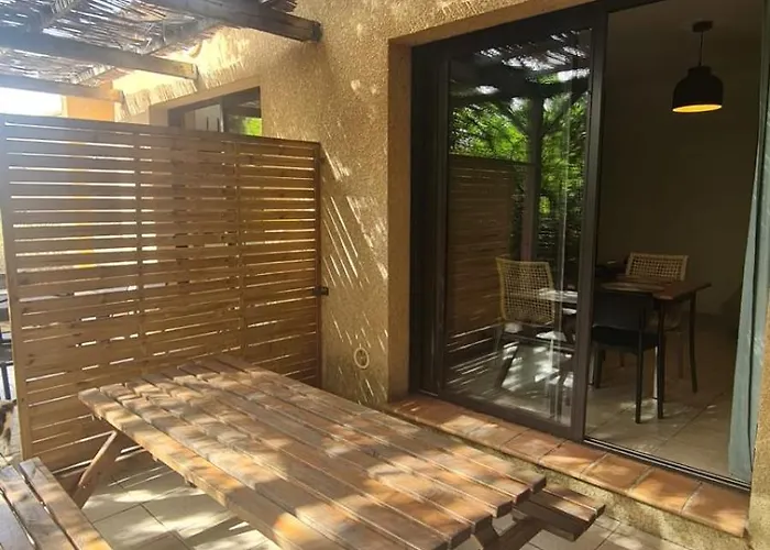 Mini Avec Piscine A Pied Wifi Clim Dans Serra-di-Ferro (Corsica)